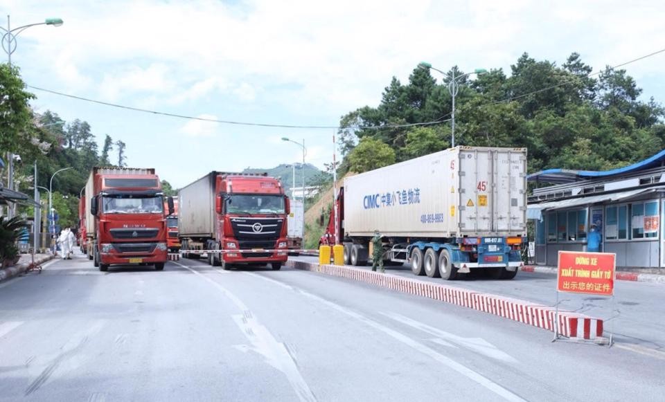 Xuất nhập khẩu hàng hóa tại khu vực cửa khẩu Hữu Nghị (Lạng Sơn).